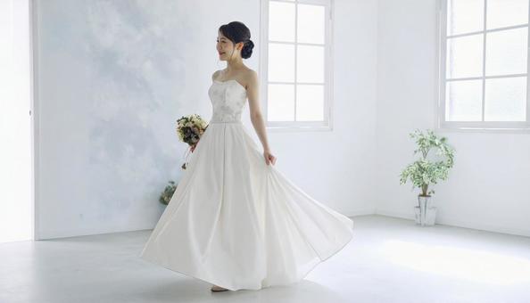 純白な控室にいるブーケを持った花嫁 純白な控室にいるブーケを持った花嫁の写真