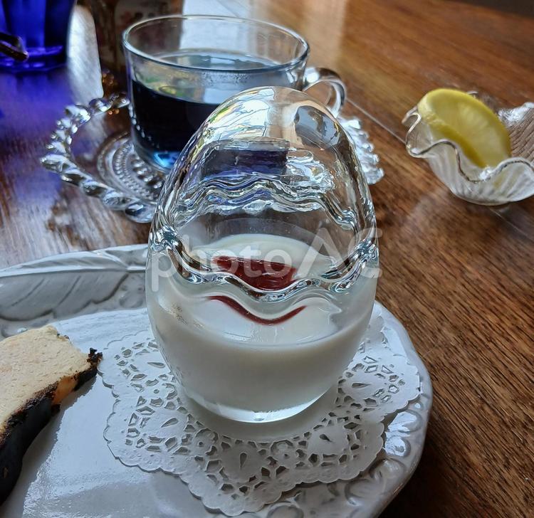 卵のブランマンジェ～苺ソースをのせて ブランマンジェ,苺,デザートの写真素材