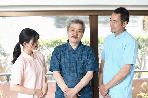 アジア人の介護士と高齢者の会話のイメージ アジア人の介護士と高齢者の会話のイメージ 介護,介護士,高齢者の写真素材