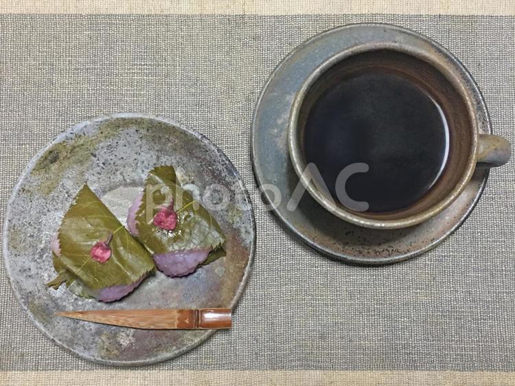 備前焼の皿にのせた桜餅とコーヒー（真上） 桜餅,和菓子,伝統和菓子の写真素材