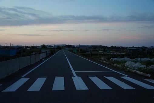 早朝の田舎道 早朝の田舎道 朝,朝焼け,道路の写真素材
