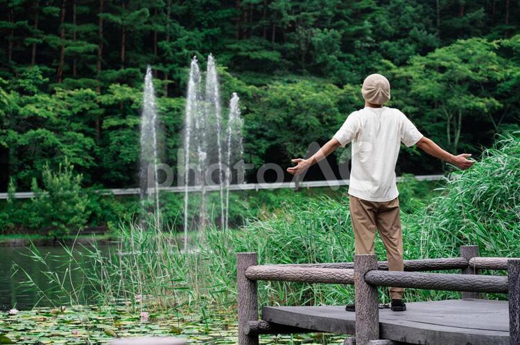 アウトドア系の男性 深呼吸,森林浴,噴水の写真素材