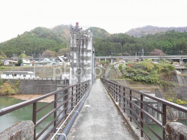 野岩鉄道と小網ダム風景 川治温泉駅,小網ダム,ダムの写真素材
