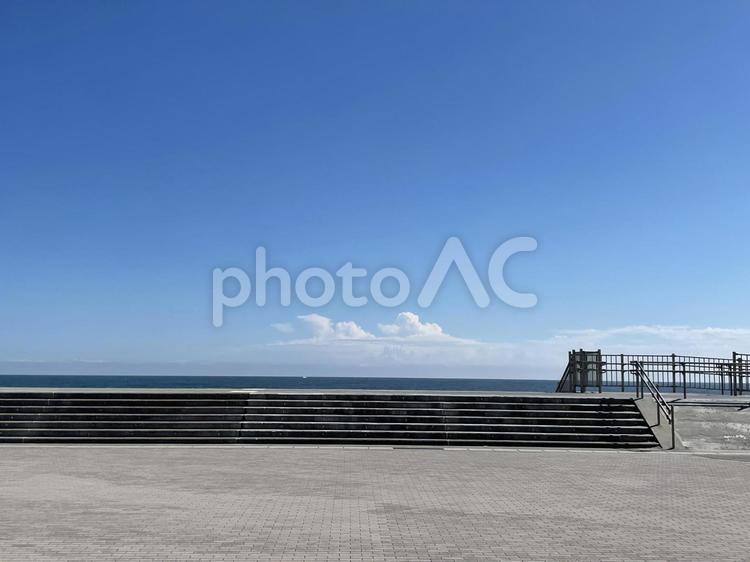 階段と海と駐車場 空,青空,青の写真素材