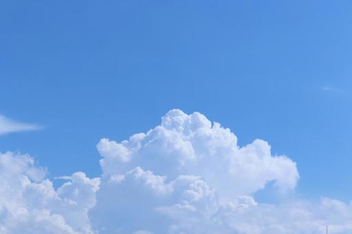 青空にモクモクと現れた初秋の入道雲 青空にモクモクと現れた初秋の入道雲の写真