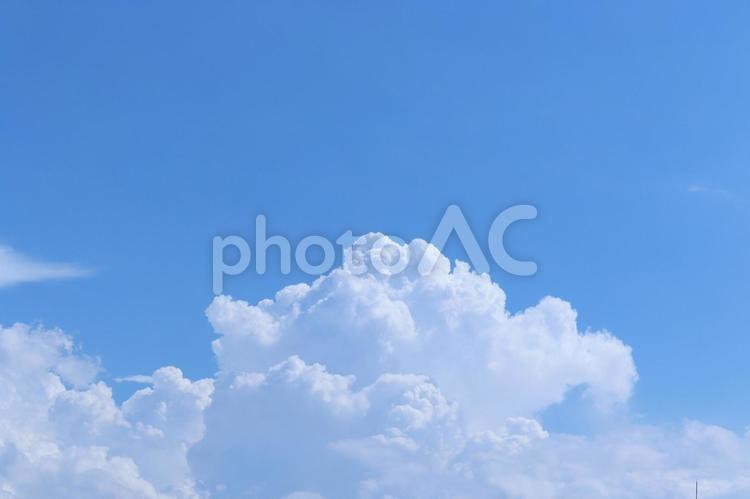 青空にモクモクと現れた初秋の入道雲 入道雲,雲,空の写真素材
