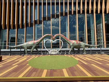 福井駅の屋上　恐竜のモニュメント モニュメント,恐竜,ウッドデッキの写真素材