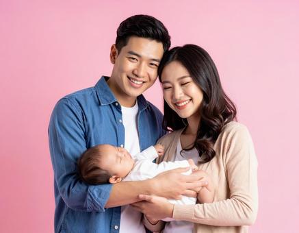 赤ちゃんを抱く幸せそうな夫婦 赤ちゃんを抱く幸せそうな夫婦の写真