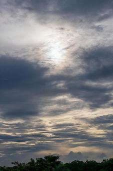 曇り空の太陽の写真