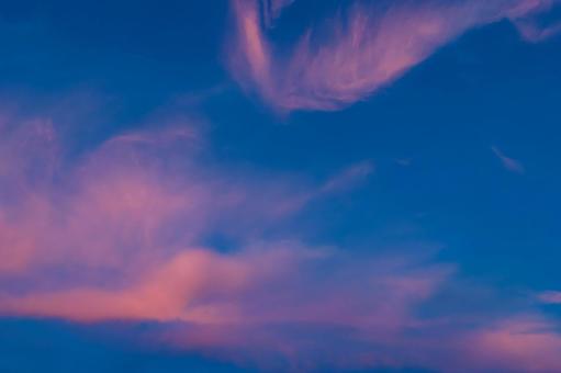 赤く染まり始めた夕暮れの雲 赤く染まり始めた夕暮れの雲の写真