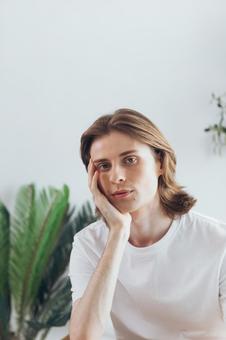 頬杖をつくカメラ目線の男性 男性,外国人,欧米人の写真素材