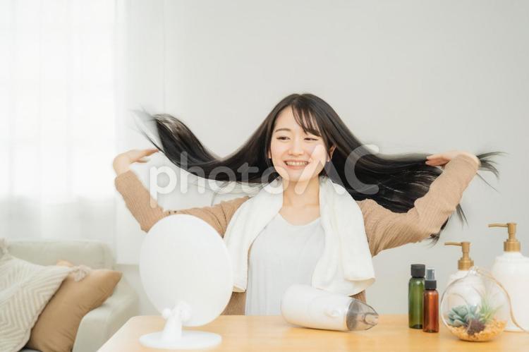 お風呂上がりにタオルドライする女性（保湿） ヘアケア,お手入れ,美髪の写真素材