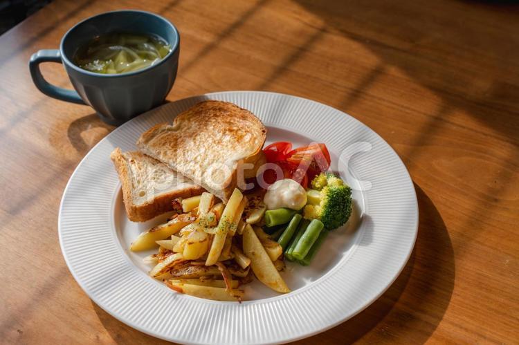 トーストと野菜の朝食プレート 朝食,ランチ,トーストの写真素材