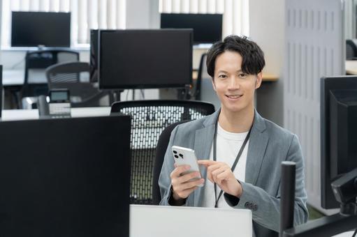 オフィスカジュアルの若い男性エンジニア オフィスカジュアルの若い男性エンジニアの写真