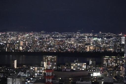 川のある夜景のきれいな都会の街並み 川のある夜景のきれいな都会の街並みの写真
