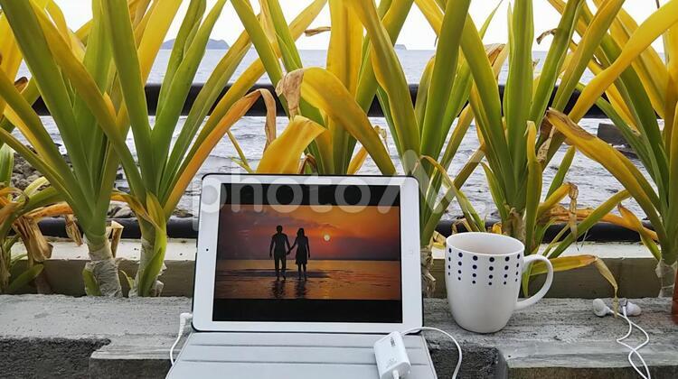 海を見ながら音楽を楽しむ 海,タブレット,音楽の写真素材
