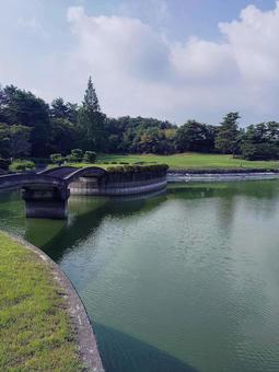 【ゴルフコース】真夏の中ノ島から池越え 【ゴルフコース】真夏の中ノ島から池越えの写真