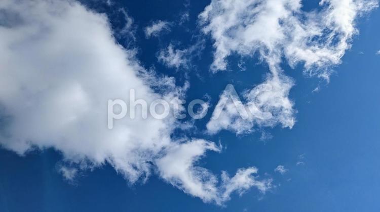青い空と白い雲の風景 空の背景,web背景,青い空の写真素材