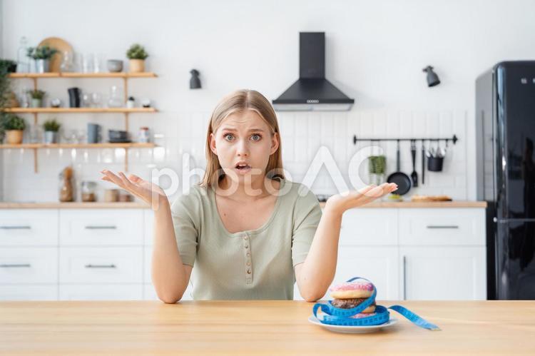 カメラ目線でジェスチャーする女性 女性,人物,ドーナツの写真素材