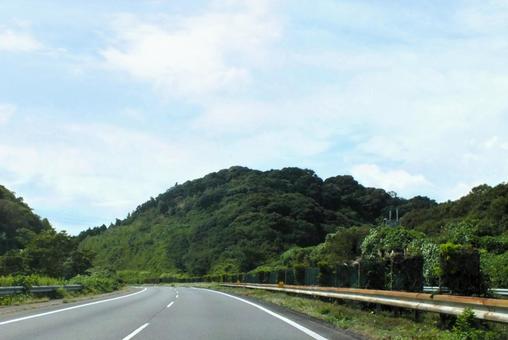ハイウェイの爽やかな秋の風景 ハイウェイの爽やかな秋の風景 高速道路,ドライブ,山の写真素材