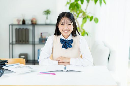 自宅で勉強をする女子高生 自宅で勉強をする女子高生 高校生,女子,笑顔の写真素材