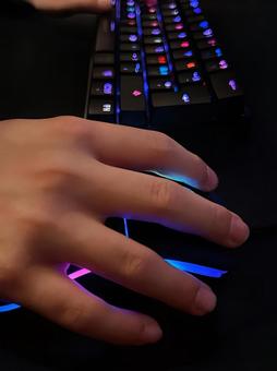 ゲーミングキーボードとマウスを持つ手 4 ゲーミングキーボードとマウスを持つ手 4 ゲーミングキーボード,ゲーム,ゲーマーの写真素材