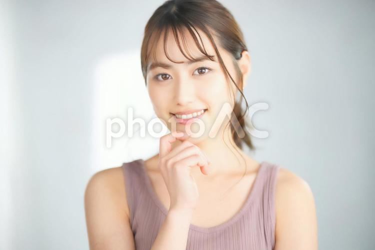 タンクトップを着た笑顔の女性2 美容,女性,日本人の写真素材