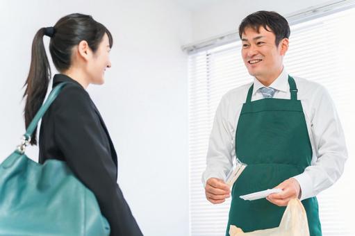 レジで袋詰めをするコンビニスタッフと客 レジで袋詰めをするコンビニスタッフと客 レジ,コンビニ,袋詰めの写真素材