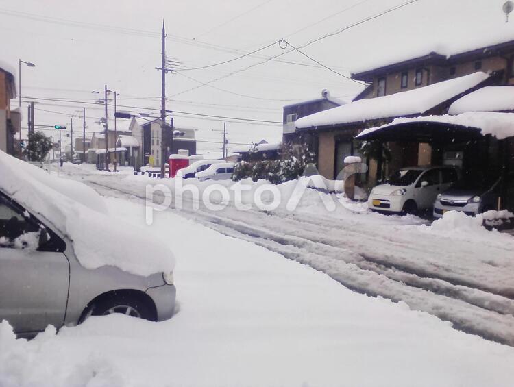 道路までもう少し　雪の日　綾部市　1月　 除雪,大雪の日,1月の写真素材