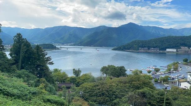 湖畔の緑と穏やかな水面 湖畔の緑と穏やかな水面の写真