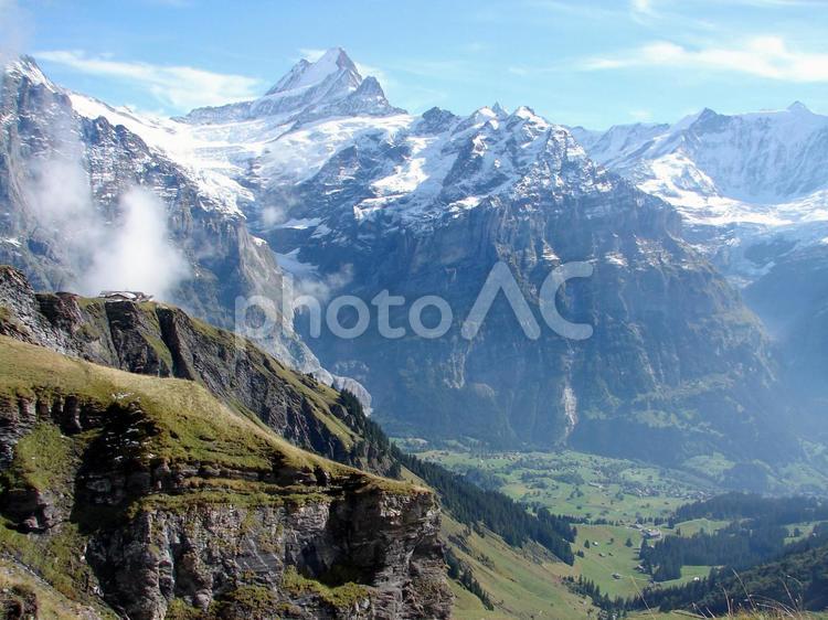 スイス　アルプスの谷底に広がる　グリンデルワルトの村 スイス,アルプス,グリンデルワルトの写真素材
