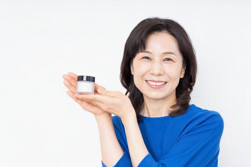 化粧品を勧めるミドルの女性 化粧品を勧めるミドルの女性 化粧品,美容,アンチエイジングの写真素材