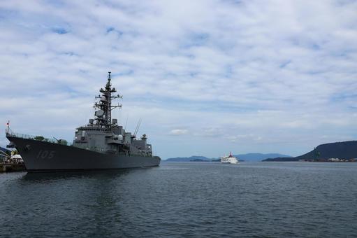9月下旬の高松港の係留中の護衛艦いなづま 9月下旬の高松港の係留中の護衛艦いなづま 護衛艦いなづま,係留,高松港の写真素材