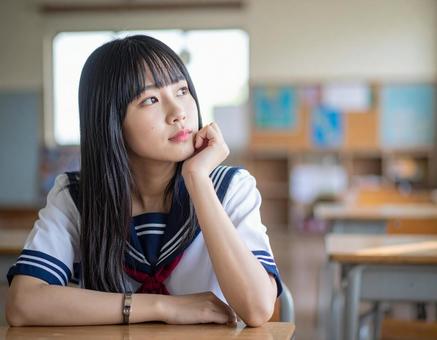 授業中に考える女子学生の写真