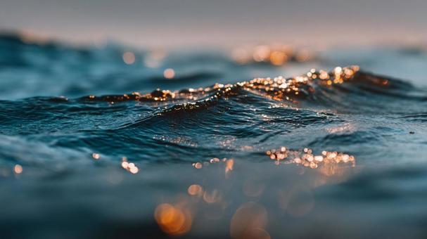 美しい夕暮れの海のきらめき 美しい夕暮れの海のきらめきの写真