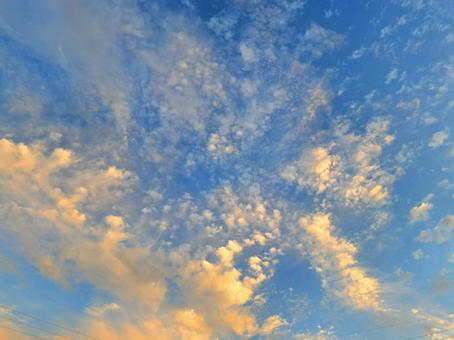 夕暮れ うろこ雲,秋の空,空の写真素材