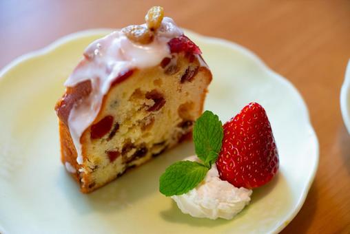 しっとりフルーツケーキとフレッシュ苺 ケーキ,フルーツケーキ,パウンドケーキの写真素材