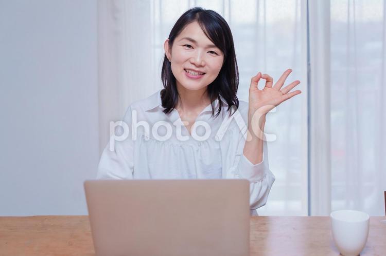OKマークを作る女性 パソコン,女性,okの写真素材