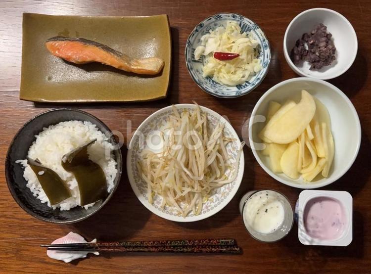 政府備蓄米昆布ご飯と焼き銀鮭などの夕食 夕食,政府備蓄米,昆布ご飯の写真素材