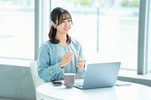 笑顔で対話をする女性・ビジネスウーマン 笑顔で対話をする女性・ビジネスウーマン 女性,ビジネス,笑顔の写真素材