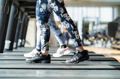 ジムのランニングマシン ジム,ランニングマシン,脚の写真素材