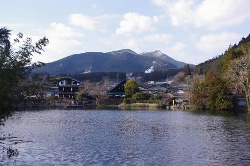 大分　湯布院の町並みと金鱗湖の眺め 金鱗湖,湯布院,由布院の写真素材