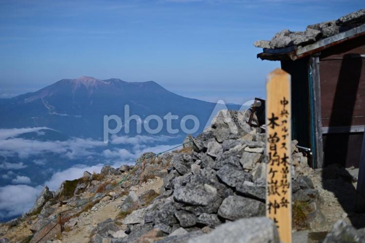 木曽駒ケ岳から望む御嶽山 山,御嶽山,木曽駒ケ岳の写真素材