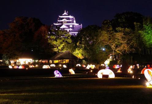 ライトアップされた和傘と岡山城天守閣 ライトアップされた和傘と岡山城天守閣 岡山城,岡山後楽園,ライトアップの写真素材