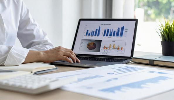 パソコンで資料を作成する女性の手元の写真