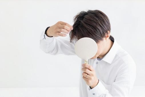 白髪を気にする中年男性 白髪を気にする中年男性 男性,中年,白髪の写真素材