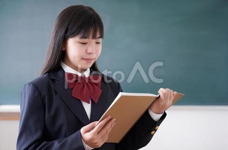 教室でノートを開く日本人女子中学生 中学生,女子,日本人の写真素材