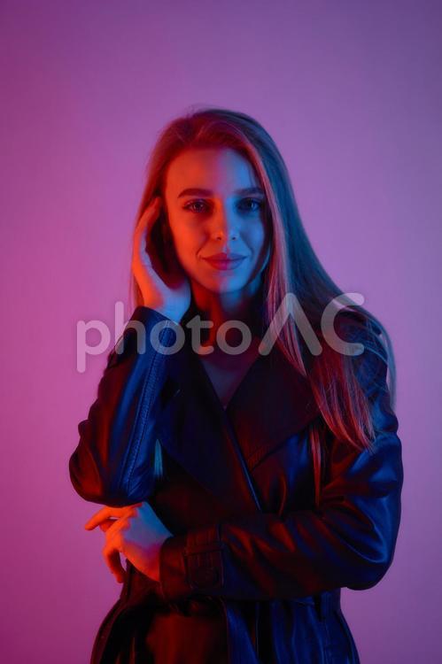 カメラ目線の革ジャンの女性（縦） 女性,マゼンタ,赤の写真素材