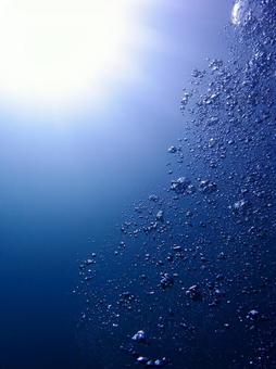 太陽の光と泡 泡,光,海の写真素材