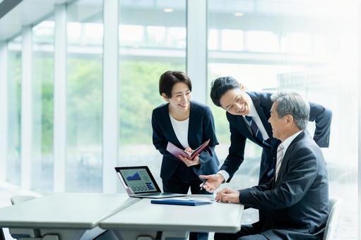 打ち合わせするビジネスマン ビジネスパーソン,打ち合わせ,笑顔の写真素材